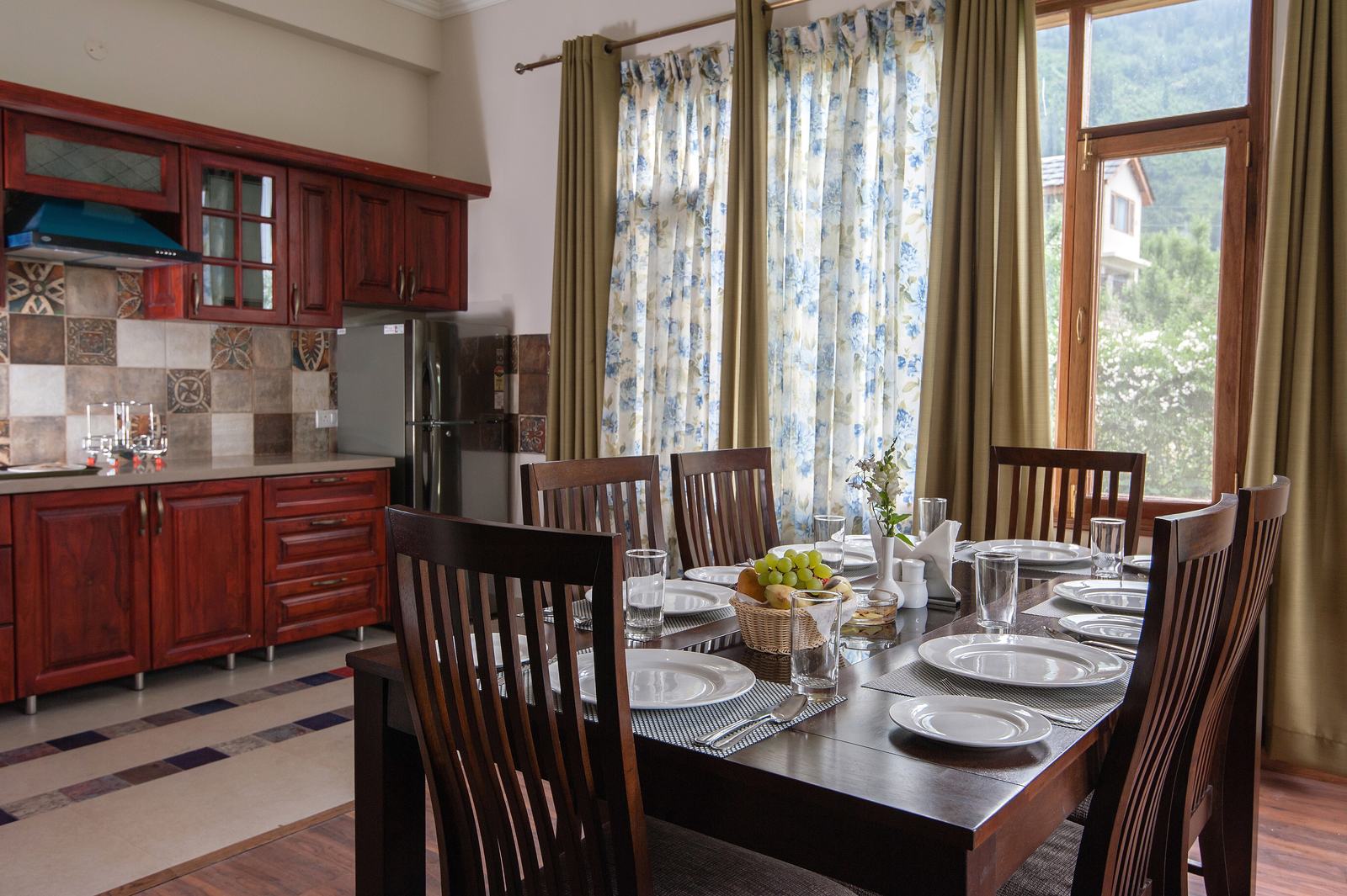 Kitchenette and dining table