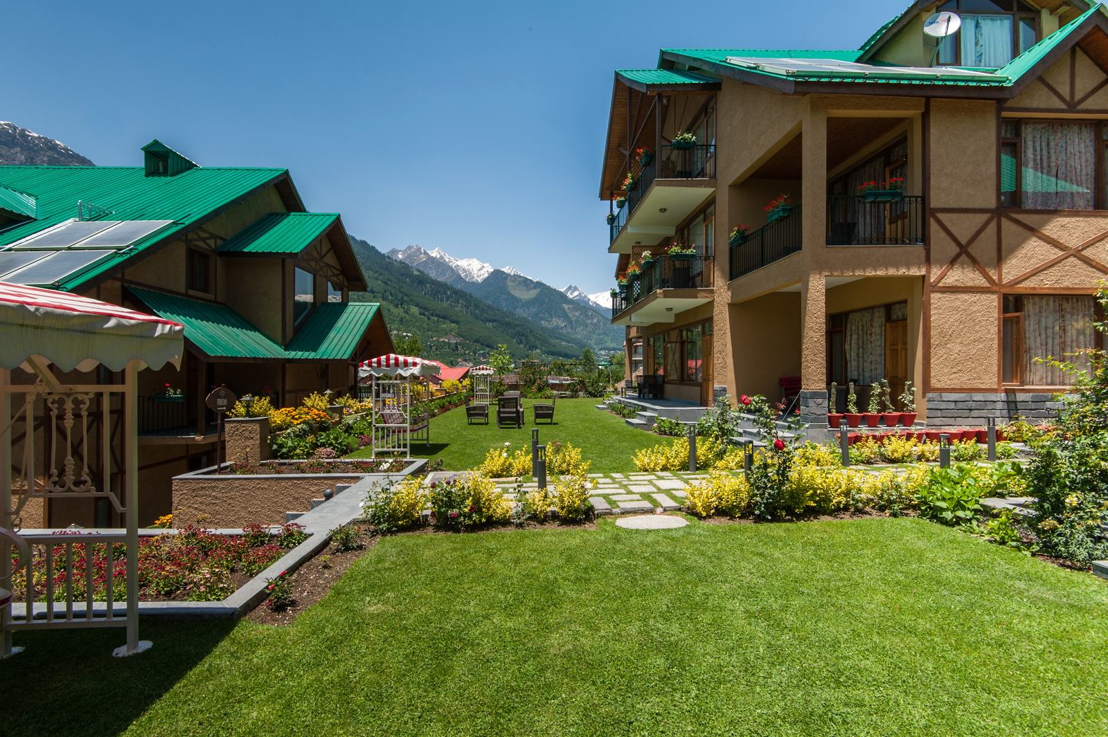 Villas and main block around the lawn